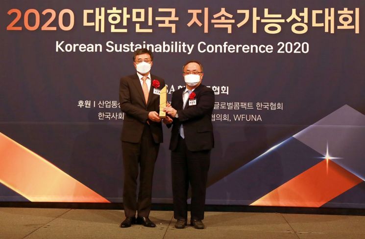 유한킴벌리는 19일 최규복 대표이사 사장(사진)이 롯데호텔에서 진행된 한국표준협회 주관 ‘2020 대한민국 지속가능성대회’에서 대한민국 지속가능 최고경영자상을 수상했다고 밝혔다. 사진 = 유한킴벌리 제공