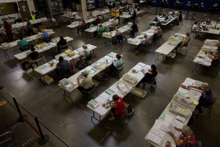 캘리포니아 지역 선거 사무 종사원들이 우편 투표 용지를 처리하고 있다. [이미지출처=로이터연합뉴스]