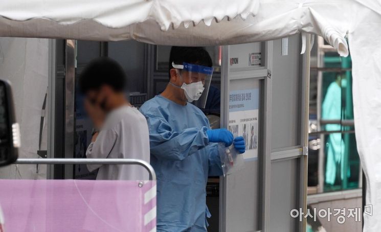지난달 19일 서울 중구 국립중앙의료원 신종 코로나바이러스 감염증 선별진료소를 찾은 시민이 검사를 받고 있다. /사진=김현민 기자 kimhyun81@