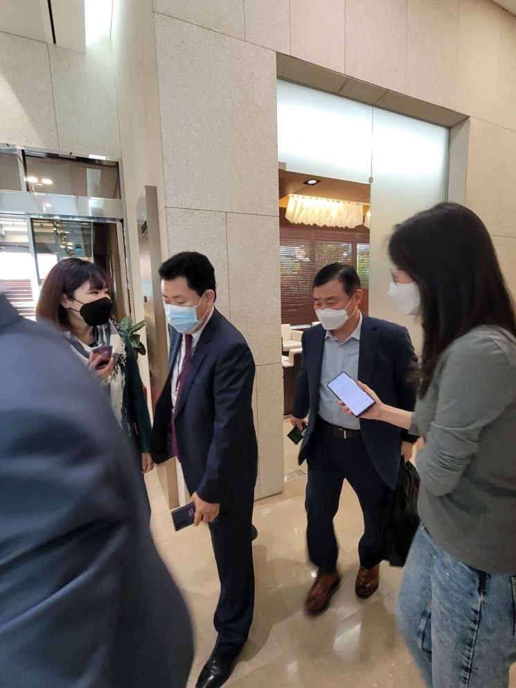 노태문 삼성전자 무선사업부장 사장(사진 오른쪽 두번째)이 19일 이재용 부회장과 함께 베트남으로 출국한다./이기민 기자victor.lee@
