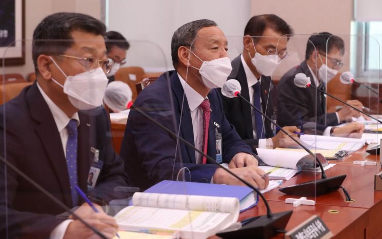 김학규 한국감정원 원장(왼쪽 두번째))이 19일 서울 여의도 국회에서 열린 국토교통위원회 국정감사에서 질의에 답변하고 있다. [이미지출처=연합뉴스]