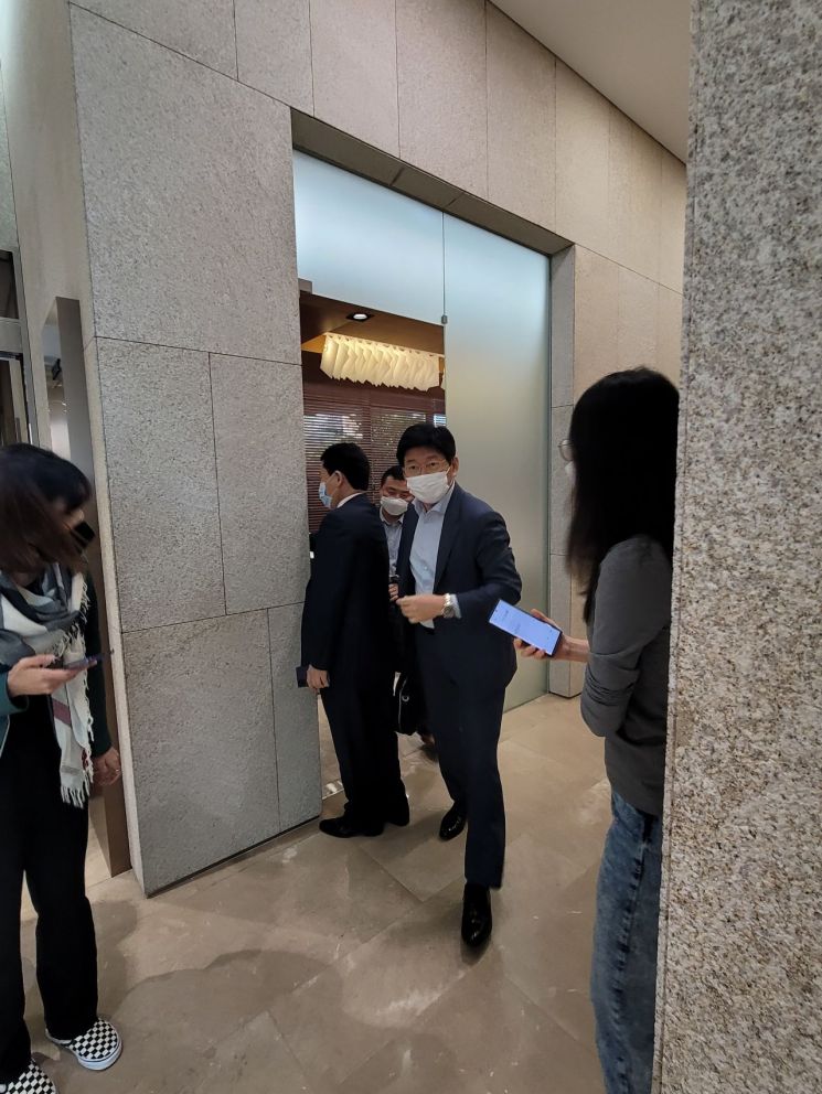 이동훈 삼성디스플레이 사장이 19일 서울김포공항을 통해 베트남으로 출국하고 있다./이기민 기자 victor.lee@