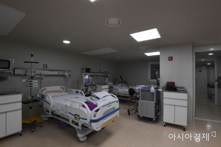 서울 국립중앙의료원(중앙감염병병원)이 마련한 중증환자 긴급치료병상(음압격리병동)/김현민 기자 kimhyun81@