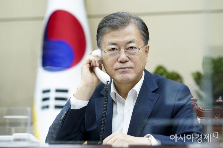 문재인 대통령이 19일 청와대 여민관에서 무히딘 야신 말레이시아 총리와 전화 통화하고 있다. <이하 사진=청와대 제공>