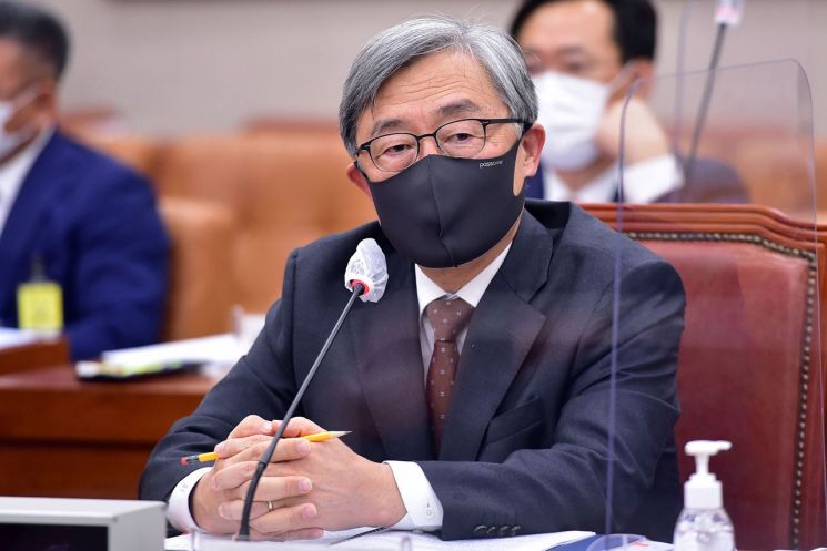 최재형 감사원장이 지난 15일 국회 법제사법위원회에서 열린 감사원 국정감사에서 질의를 듣고 있다.