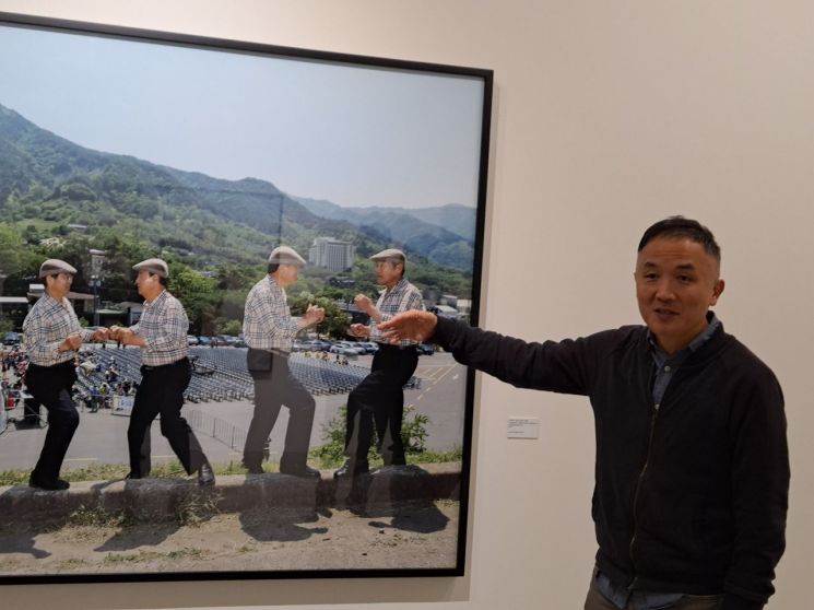 변순철 초상사진 작가가 19일 성곡미술관에서 작품을 설명하고 있다.