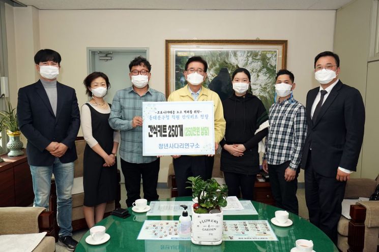 [포토]동대문구, 코로나19 대응 직원 격려 위한 간식키트 전달받아