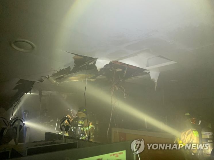 19일 전북 군산시 미룡동 한 상가건물에서 불이 나 소방당국이 진화하고 있다. [이미지출처=연합뉴스]