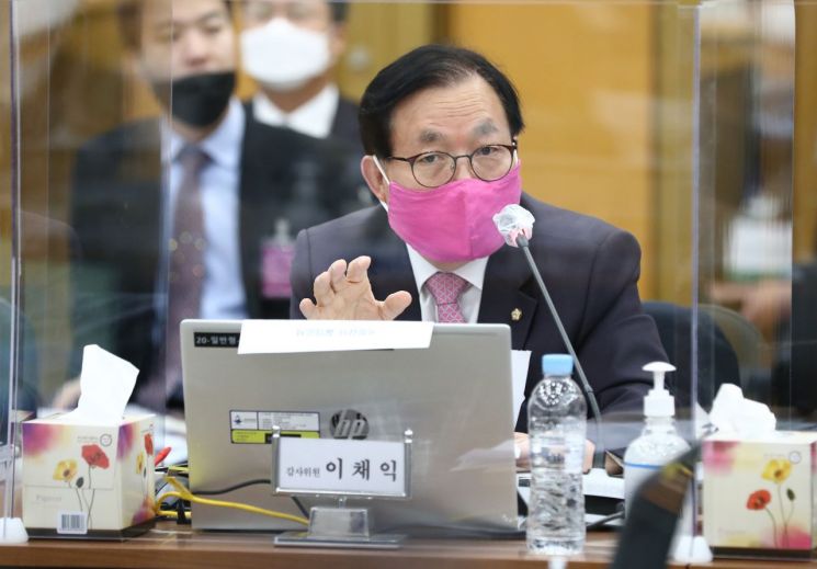 지난 16일 오전 충남 계룡대에서 열린 국회 국방위원회 육군본부에 대한 국정감사에서 이채익 국민의힘 의원이 질의하고 있다/사진=연합뉴스