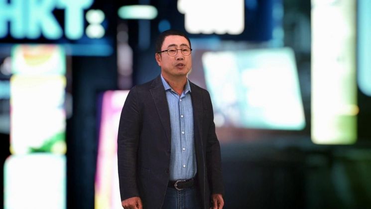 유영상 SK텔레콤 MNO 사업대표가 20일 오전 온라인 간담회에서 가상 공간 속 3D 홀로그램으로 나타나 SK텔레콤의 5G 콘텐츠 사업 전략을 발표하고 있다.