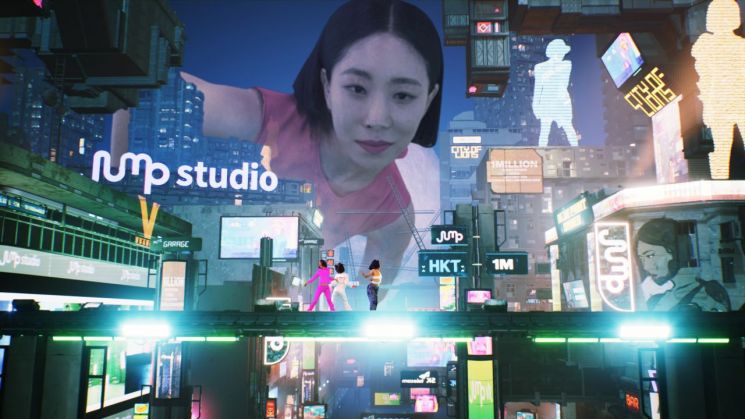 점프스튜디오에서 제작된 K팝 대표 안무가 리아킴의 ‘볼류메트릭 휴먼’ 공연 장면. 본 공연은 원밀리언 댄스 스튜디오(1MILLION Dance Studio) 공식 유튜브 채널을 통해 20일부터 전세계 팬들에게 공개된다.