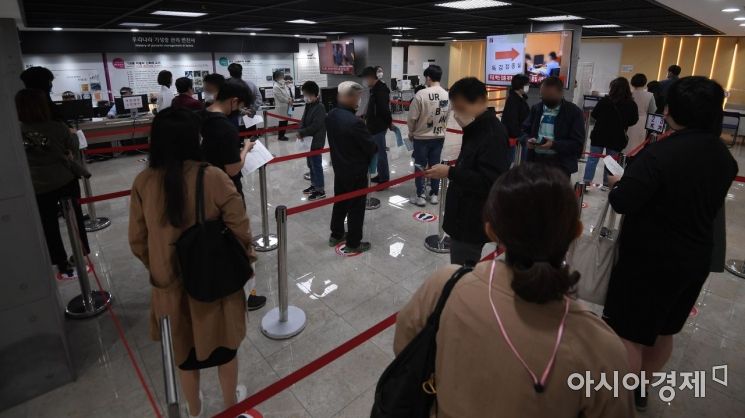 지난해 10월 인플루엔자(독감) 백신 무료접종 사업이 진행된 서울 강서구 한국건강관리협회 서울서부지부에서 독감 예방 접종을 받으려는 시민들이 줄지어 서 있다./김현민 기자 kimhyun81@