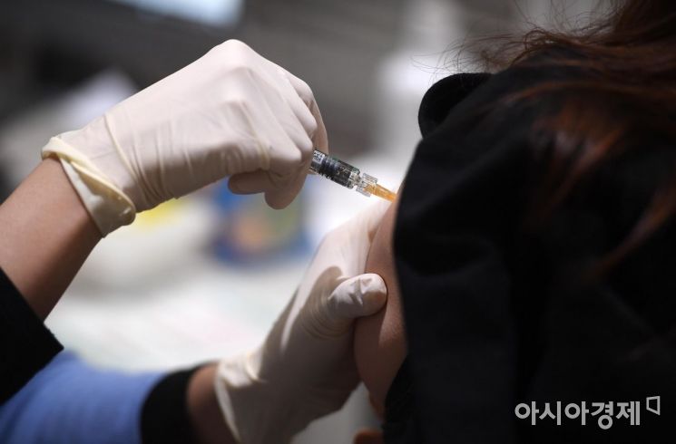 국내에서 독감 백신을 접종받고 있다. 사진 = 아시아경제