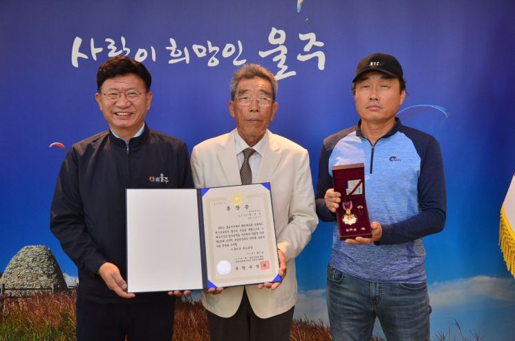 20일 울주군에서 6.25참전용사 고 황영식 일병 유가족에 대해 화랑무공훈장 전달식 열리고 있다.
