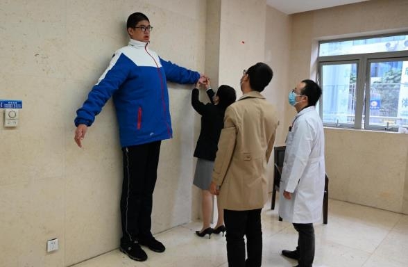 키가 2m21㎝에 달하는 중국 14살 중학생. 사진=펑파이 캡처.