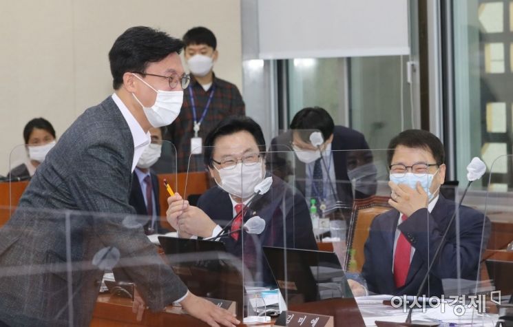 [포토] 국민의힘 의원들과 인사하는 김민석 보건복지위