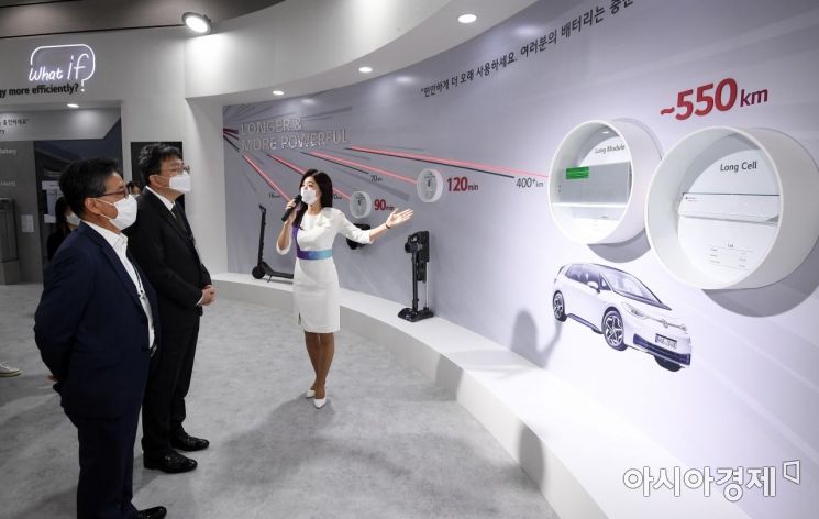 21일 서울 강남구 코엑스에서 열린 배터리 산업 전시회 '인터배터리 2020'에서 방문객들이 LG화학 전시관을 둘러보고 있다. 올해로 8회째를 맞는 인터배터리에는 자동차, 스마트폰, 에너지저장장치(ESS)용 배터리와 핵심 소재 등 'K-배터리' 핵심 기술이 총출동한다./김현민 기자 kimhyun81@