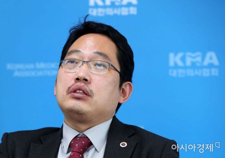[아시아초대석] "3차 대유행 유례없는 중대고비…전용병원 만들어야"