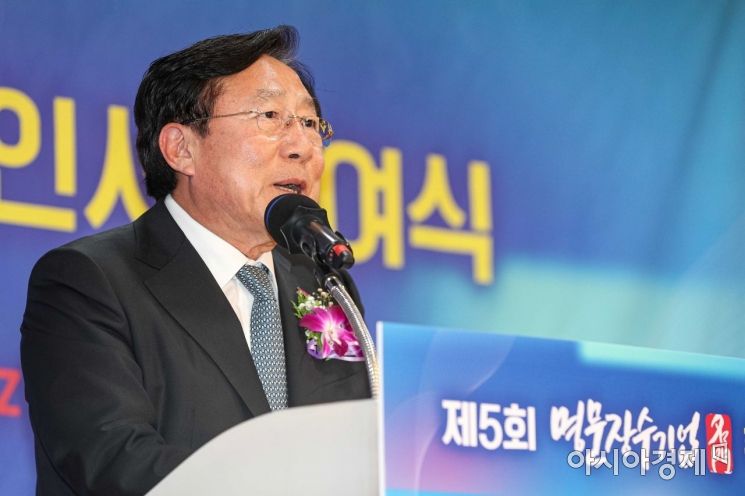 김기문 중소기업중앙회 회장이 21일 서울 여의도 중소기업중앙회에서 열린 '제5회 명문장수기업확인서 수여식'에 참석해 인사말하고 있다./강진형 기자aymsdream@