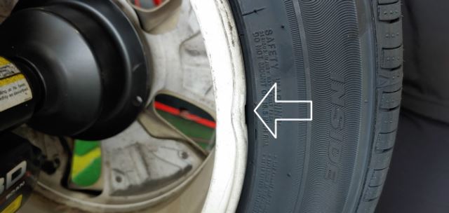 21일 한 자동차 관련 인터넷 커뮤니티에는 "XXXXX 고발합니다"라는 제목으로 타이어뱅크 가맹점에서 피해를 입었다는 글이 블랙박스 영상과 함께 올라왔다.사진=보배드림 캡처.