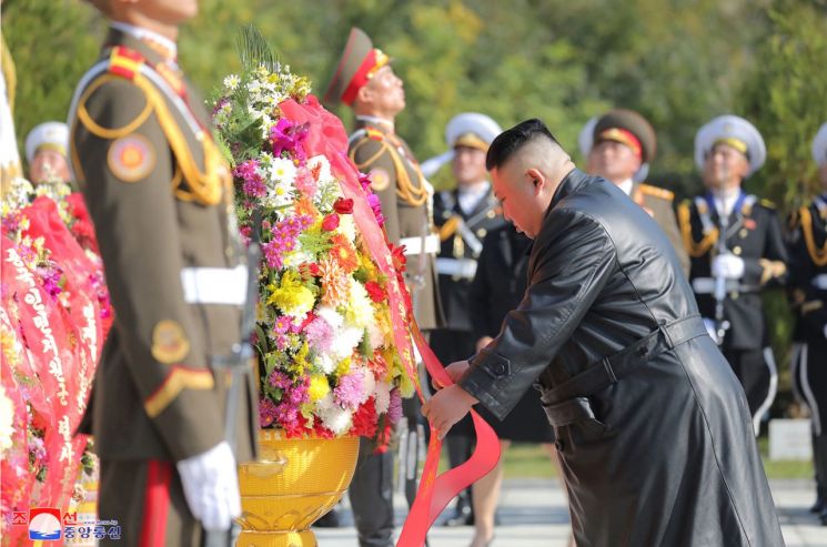김정은 북한 국무위원장이 중국의 6·25전쟁 참전 70주년을 맞아 평안남도 회창군에 있는 중공군 열사능을 참배했다고 조선중앙통신이 22일 보도했다.