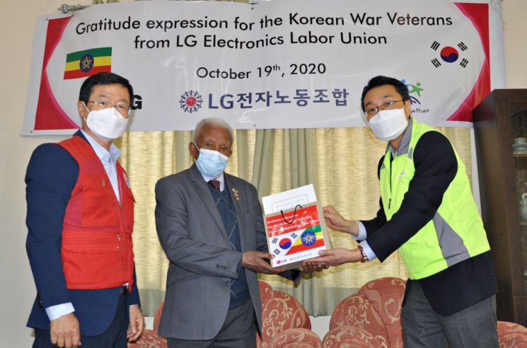 양승환 LG전자 에티오피아지점장(오른쪽에서 첫 번째)이 에티오피아 참전용사에게 생활지원금과 물품을 전달하고 있다.

[사진제공=LG전자]