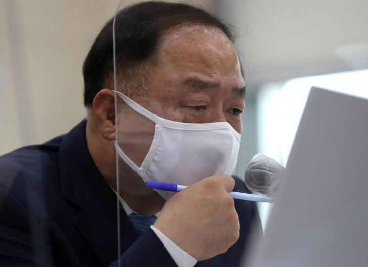 '대주주 요건 3억원' 고수한 정부…가족합산만 수정