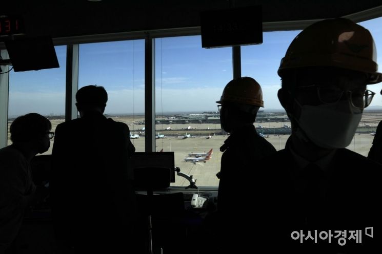 [포토]관제탑 찾은 국회 국토위 