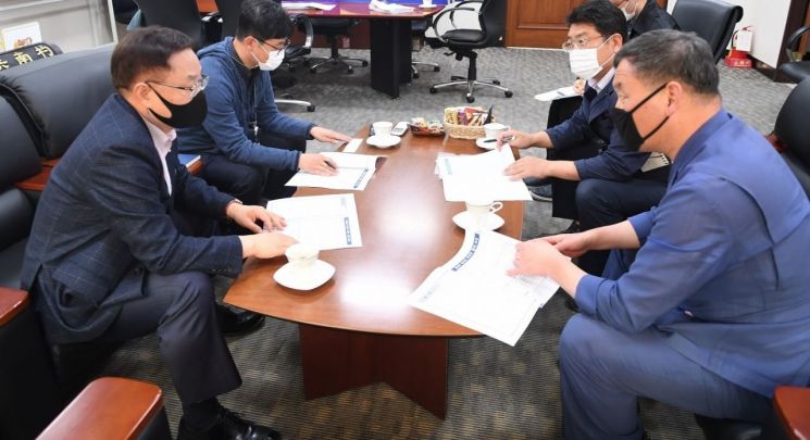 오규석 기장군수(맨오른쪽) 등 기장군 공무원들이 22일 대전 한국연구재단을 방문해 동남권 의과학단지 내 국책 프로젝트의 추진을 요청하고 있다.