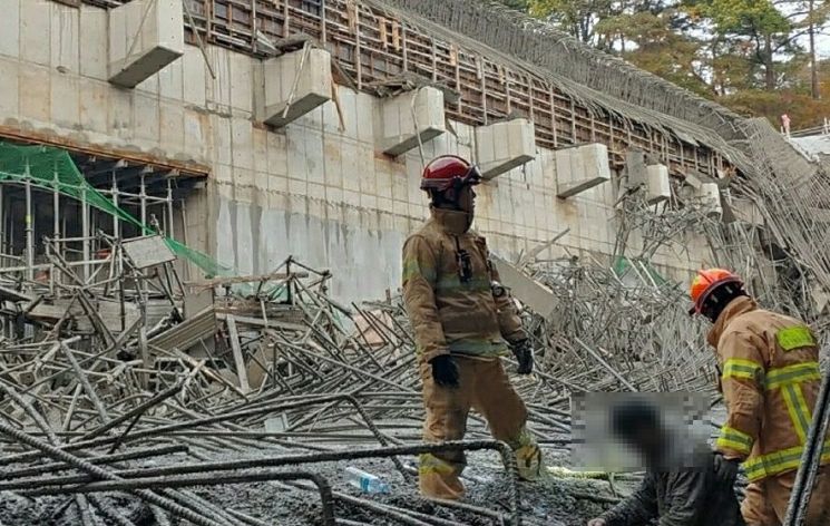 봉화군 군부대 공사장서 '콘크리트 거푸집' 붕괴 … 인부 7명 부상