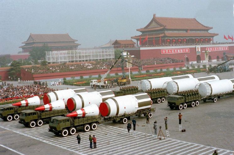 둥펑-5는 중국이 최초로 개발한 ICBM 즉 대륙간탄도미사일로 최대 크기를 자랑한다. 사진=중국 국방부