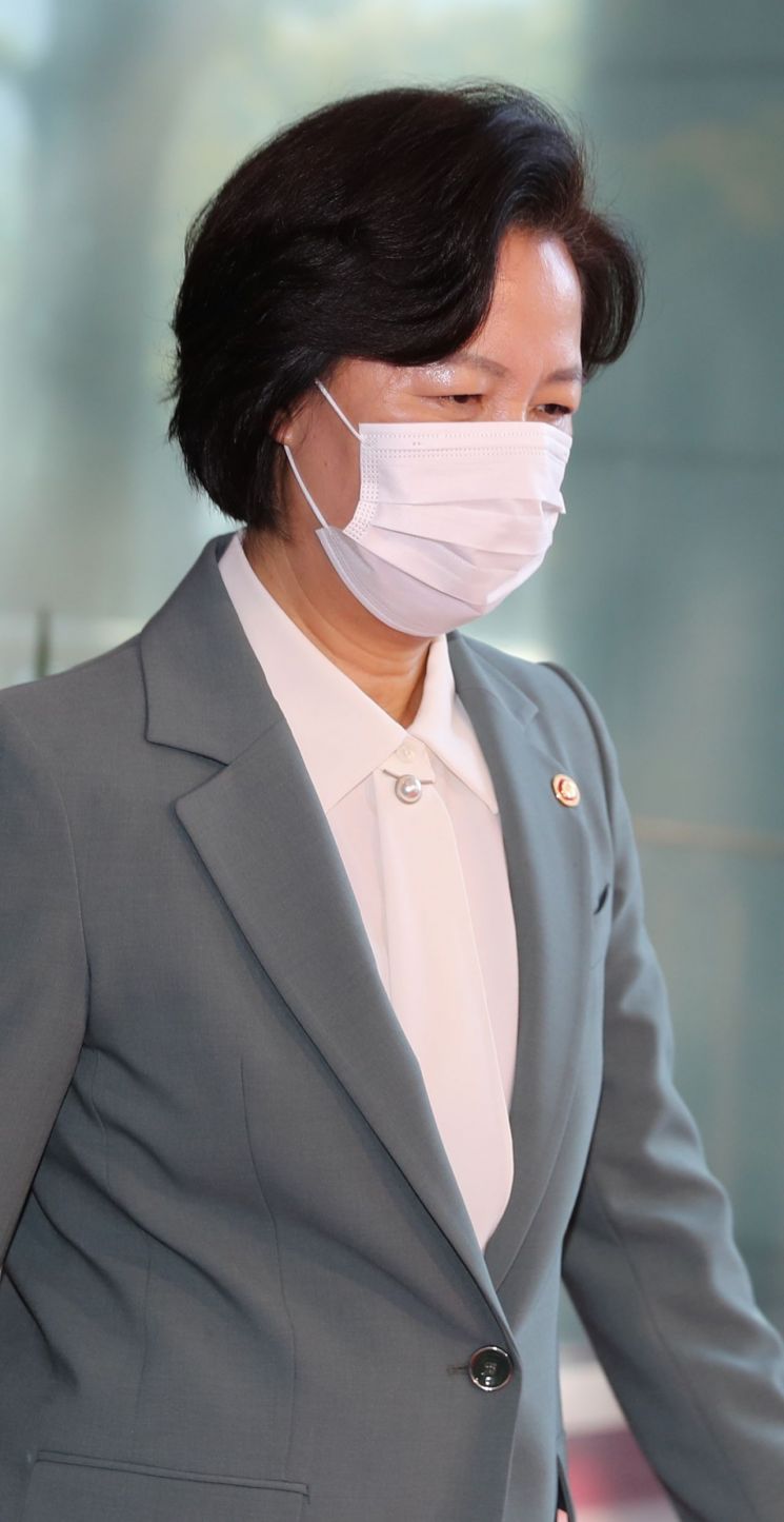 라임자산운용(라임) 로비 의혹 사건과 윤석열 검찰총장의 가족 관련 사건에 대해 수사지휘권을 발동한 추미애 법무부 장관이 20일 오전 국무회의에 참석하기 위해 정부서울청사에 출근하고 있다. <사진=연합뉴스>