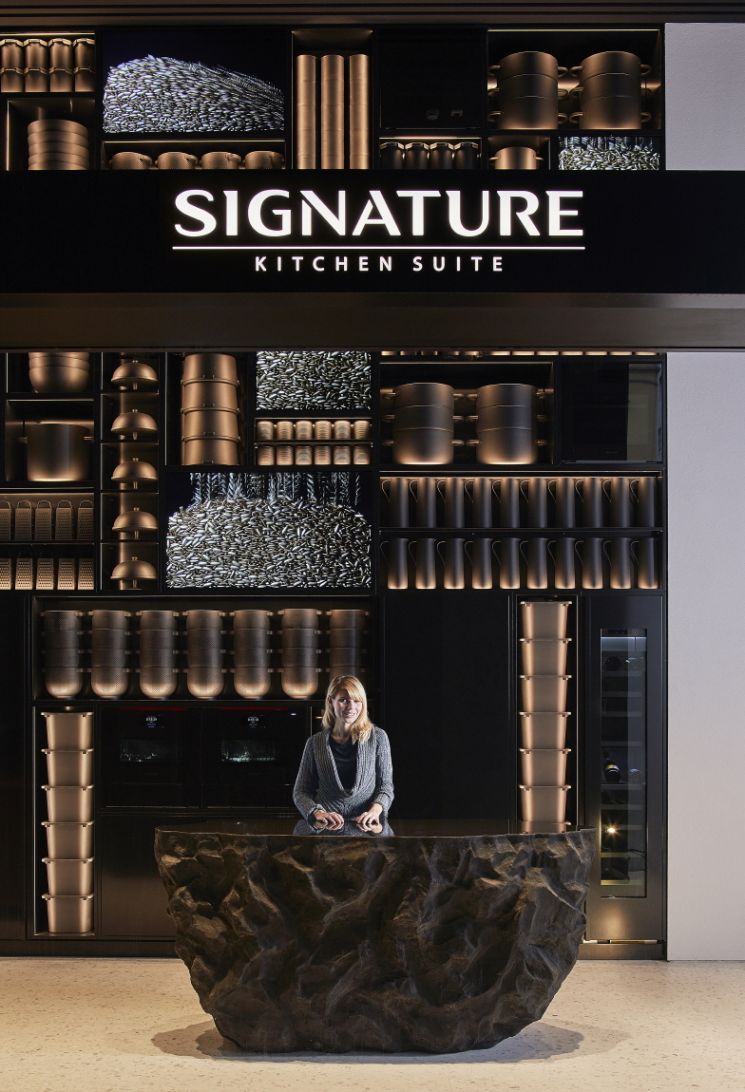 LG전자가 22일 이탈리아 밀라노에 초프리미엄 빌트인 시그니처 키친 스위트(SIGNATURE KITCHEN SUITE)의 세 번째 쇼룸을 열고 빌트인 본고장 유럽을 공략한다.