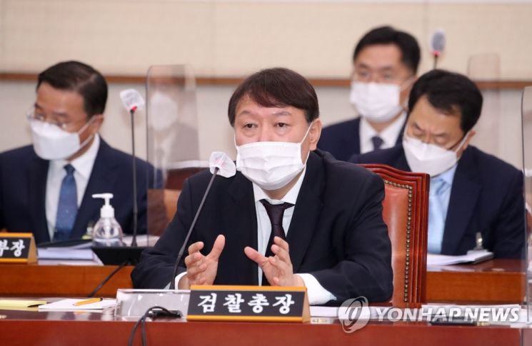 윤석열 검찰총장이 22일 오전 서울 여의도 국회 법제사법위원회에서 열린 대검찰청 국정감사에서 답변하고 있다. [이미지출처=연합뉴스]