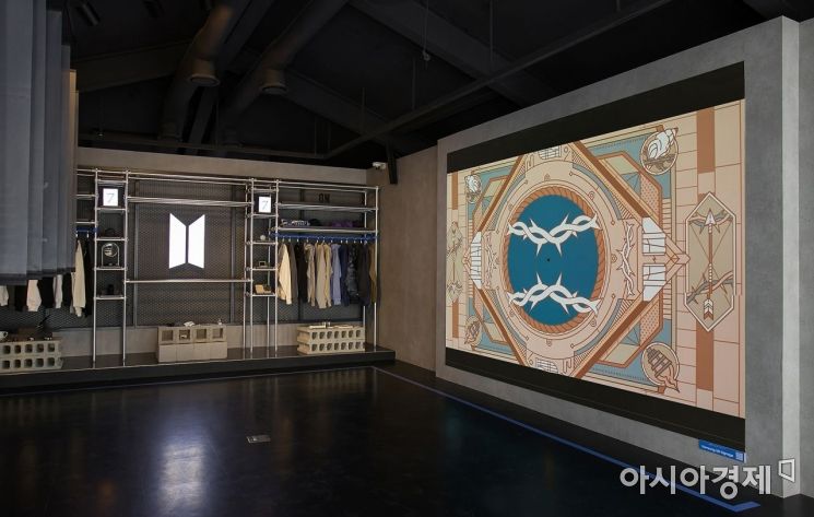 서울 가로수길에 위치한 방탄소년단 팝업스토어 'BTS POP-UP : MAP OF THE SOUL' 서울 쇼케이스에 설치된 대형 LED 디스플레이