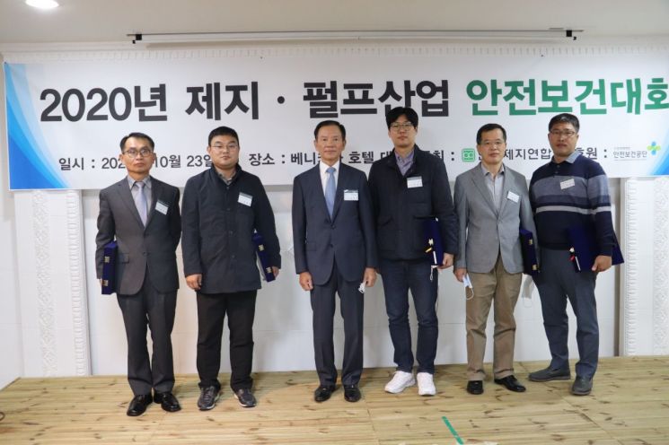 사진은 '2019 안전관리 우수사업장'으로 선정된 사업장의 수장자들과 김석만 회장(왼쪽 세 번째)이 함께 포즈를 취했다. [사진=한국제지연합회]