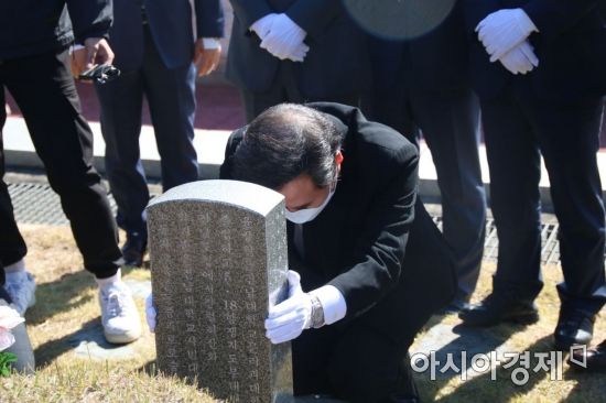 이낙연 더불어민주당 대표가 24일 오전 5.18민주묘지에서 윤상원 열사를 참배하고 있다.
