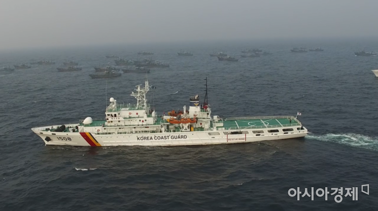 해양경찰이 서해 우리 해역을 집단 침범한 중국어선을 단속하고 있다. [사진제공=해양경찰청]
