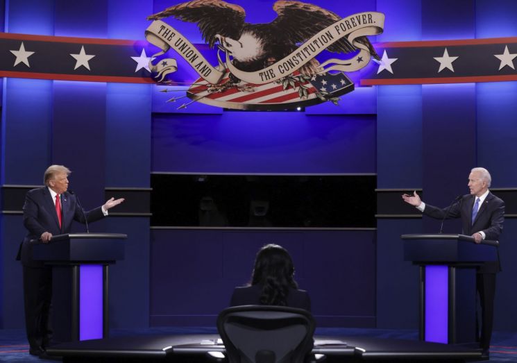 도널드 트럼프 미국 대통령(맨 왼쪽)과 조 바이든 민주당 대통령 후보(맨 오른쪽)이 지난 22일 토론을 하고 있다. [이미지출처=AP연합뉴스]