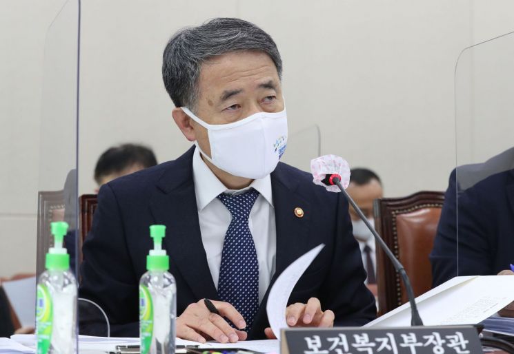 박능후 보건복지부 장관이 22일 서울 여의도 국회에서 열린 보건복지위원회의 보건복지부, 질병관리청 등에 대한 종합국정감사에서 답변하고 있다. [이미지출처=연합뉴스]