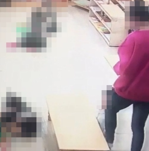 "밥 삼킬 때까지 발로 밟은 교사, 알고 보니 원장 딸"…학부모 청와대 청원 올려