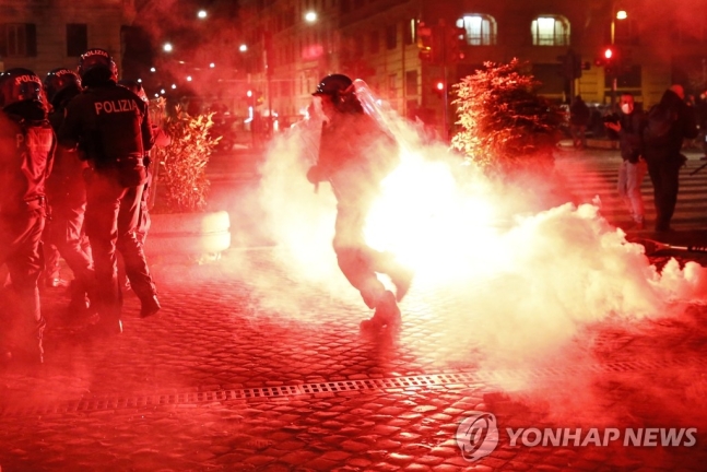 '일일확진자 2만명'…이탈리아 재봉쇄 조치 "저녁 6시 이후 식당·주점 폐쇄"