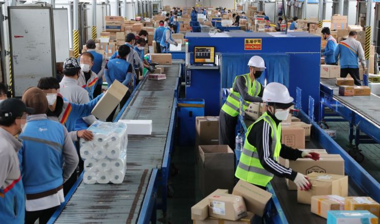 "이러다 또 쓰러집니다" 잇따른 택배 노동자 사망, 해법없나