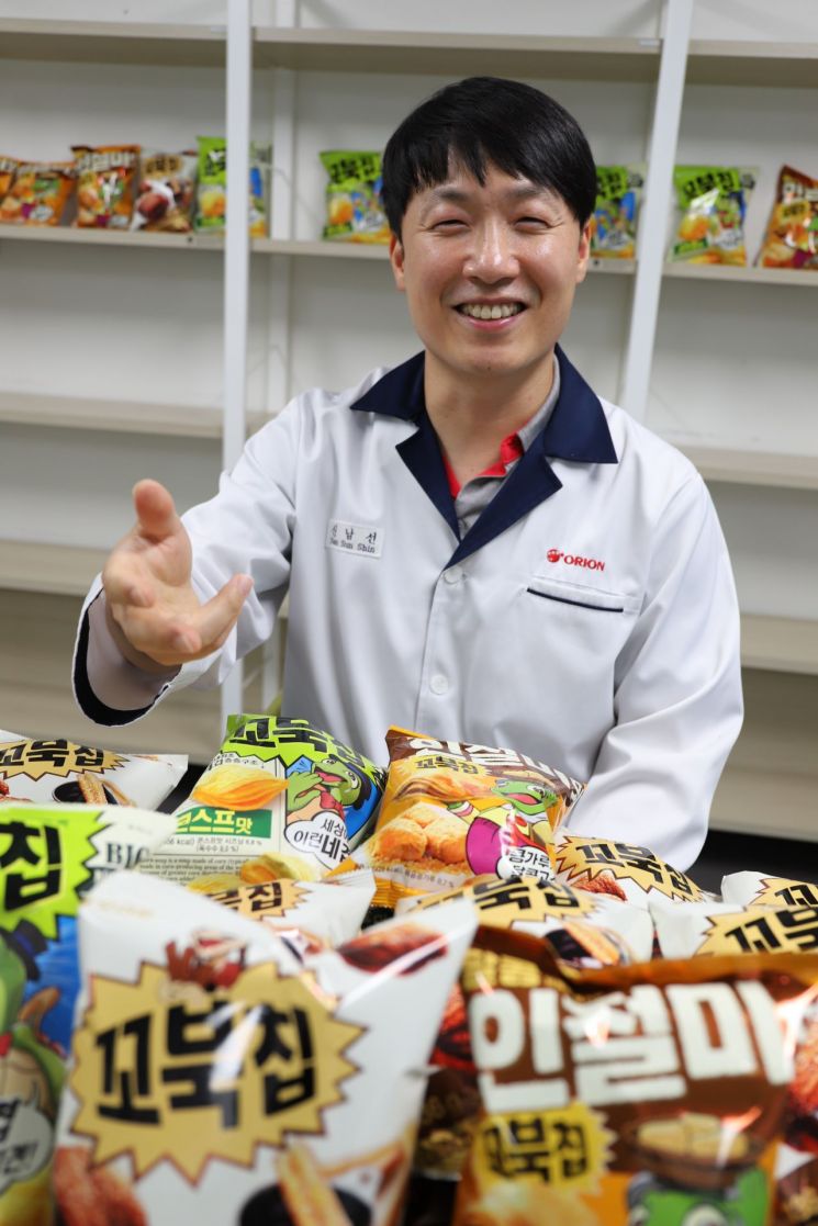 [유통핫피플]"마트 매대 동나게 만든 꼬북칩 초코츄러스, 제대로 입힌 초코맛이 성공비결"