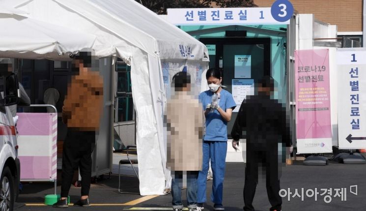 신종 코로나바이러스 감염증(코로나19) 신규 확진자가 119명 발생해 사흘 만에 다시 세 자릿수로 늘어난 26일 서울 중구 국립중앙의료원 선별진료소에서 시민들이 검사를 위해 대기하고 있다./김현민 기자 kimhyun81@