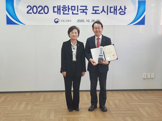목포시가 ‘2020 대한민국 도시 대상’에서 종합부문 최우수상인 국무총리상을 수상했다. (사진=목포시 제공)