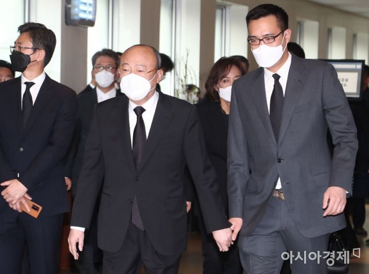 [포토] 조문 마친 김승연 한화 회장과 아들 김동선