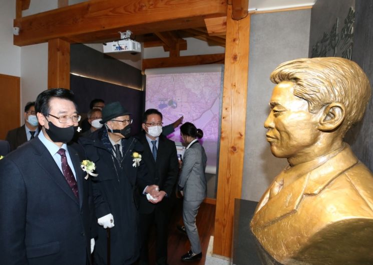 성장현 용산구청장(왼쪽)이 내빈들과 함께 지난 21일 개최된 이봉창 의사 역사울림관 개관식에서 시설을 둘러보고 있다.