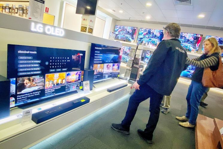 고객들이 호주 하버노만(Harvey Norman) 가전 매장에서  5년 연속 호주 최고 TV 브랜드로 선정된 LG전자의 올레드 TV를 체험하고 있다.

[사진제공=LG전자]