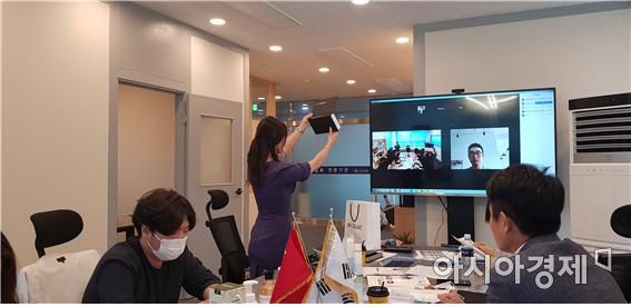 디지스트에서 '클로버'(CLOVER) 비대면 호스트 계정을 활용해 해외 바이어간 수출상담을 지원하고 있는 모습.